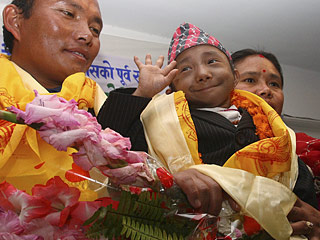 С сегодняшнего дня самым миниатюрным человек в мире по версии Книги рекордов Гиннесса считается непалец Гьянендра (Хагендра) Тапа Магар