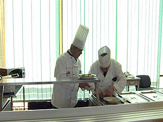 Управление делами президента РФ проверит всю технологическую цепочку приготовления салатов на кухне, которая обслуживает приемы в Кремле