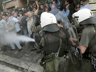 Греческая полиция штурмом взяла Акрополь, который захватили около 150 работников бюджетной сферы, выдвинувших экономические требования