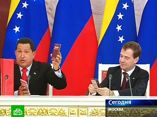 "Посмотрите, я привез венесуэльский шоколад, лучший шоколад в мире, и пусть он начнет ходить по всей России, он тоже будет дешевым", - сказал Чавес