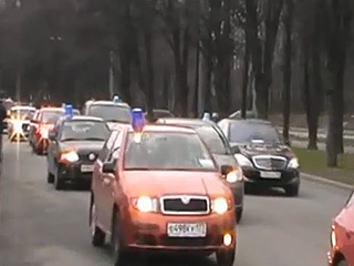 Около 40 активистов Общества "Синие ведерки" (ОСВ) проводят в субботу автопробег по Кутузовскому проспекту в Москве, посвященный 6 месяцам со дня образования общества