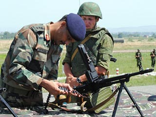 Участники российско-индийских военных учений "ИНДРА-2010" в воскресенье приступили к планированию антитеррористической операции