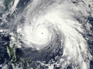 На север Филиппин в понедельник утром обрушился мощный тайфун "Меги" с проливными дождями и скоростью ветра до 280 км/ч