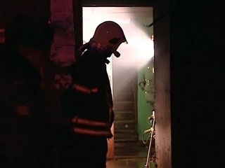 В ночь на вторник в Магадане горел подвал одной из жилых "пятиэтажек", едкий дым распространился по всему дому