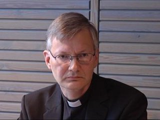 Епископ Сеппо Хякинен встревожен столь массовым уходом финнов из Церкви. Приходы потеряют несколько миллионов евро