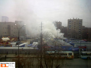 В Екатеринбурге пожарные тушат огонь, охвативший торговые павильоны со стройматериалами на рынке "Омега"