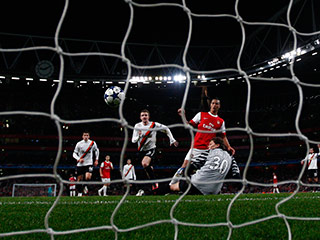 Лондонский "Арсенал" во вторник одержал третью победу в трех матчах группового этапа футбольной Лиги чемпионов, разгромив на своем поле донецкий "Шахтер" со счетом 5:1