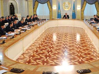 Объявленный национальным лидером казахов Назарбаев отказался ради этого менять конституцию