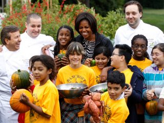 Первая леди США Мишель Обама сняла новый урожай со своего огорода у Белого дома в Вашингтоне