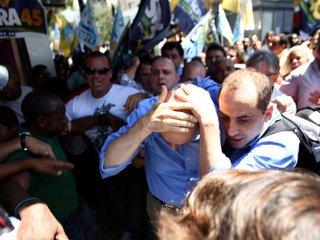 В Рио-де-Жанейро кандидат от оппозиционной Партии бразильской социал-демократии Жозе Серра подвергся хулиганскому нападению во время уличной манифестации