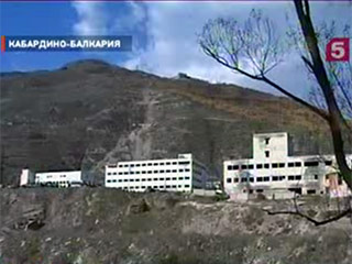 В городе Тырныаузе в Кабардино-Балкарии началась активная фаза спецоперации против группы боевиков, укрывшихся накануне в одной из шахт неработающего Тырныаузского вольфрамо-молибденового комбината (ТВМК)