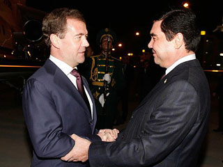 22 октября в городе Туркменбаши Дмитрий Медведев провел переговоры со своим туркменским коллегой Гурбангулы Бердымухамедовым