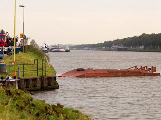 На канале в одном из пригородов Амстердама в пятницу паром, перевозивший пассажиров, перевернулся после столкновения с германским грузовым судном