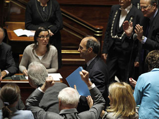 Французский Сенат одобрил сегодня пенсионную реформу, ставшую "яблоком раздора" между профсоюзами и властями