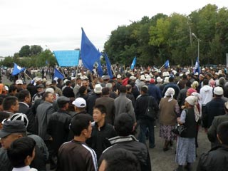 Около 1000 сторонников лидера партии "Ата-Журт" Камчибека Ташиева собрались перед зданием парламента Киргизии в Бишкеке, где расположен рабочий кабинет президента страны