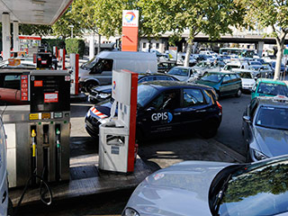 Ситуация на автозаправках во Франции, где сейчас дефицит топлива, в понедельник ухудшится, поскольку в воскресенье у водителей автоцистерн выходной день