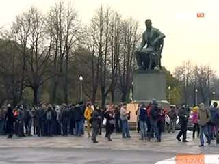 В Петербурге в воскресенье днем на Пионерской площади прошел митинг в защиту нескольких экологически проблемных точек в России