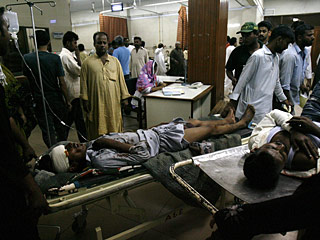 На востоке Пакистане террористы в понедельник взорвали мусульманскую святыню: в полиции, в результате взрыва у мечети "Фарид Шакар гандж" в городе Пакраттане восемь человек погибли и еще 20 получили ранения