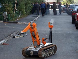 Саперы обезвредили бомбу с помощью "гидродинамического удара робота-манипулятора". Сейчас принимаются меры по установлению и задержанию лиц, заложивших бомбу возле мечети