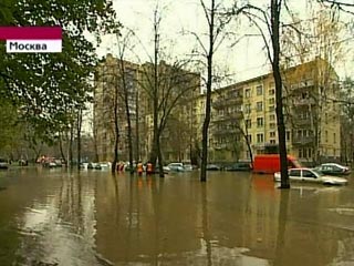 Из-за прорыва водопровода на улице Маломосковской большая на северо-востоке Москвы часть дороги и тротуаров оказались затоплены