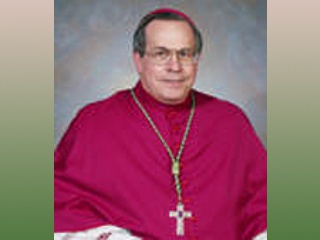 Дэвид Монро - 69-летний епископ города Камлупс, получил серьезные травмы - несколько порезов и ударов по лицу и в голову, потерял много крови и был доставлен в больницу в бессознательном состоянии