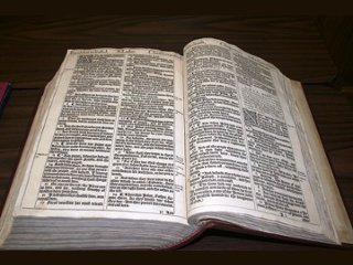 Атеисты Швейцарии требуют, чтобы детям до 16 лет запретили чтение Библии за жестокость и порнографию