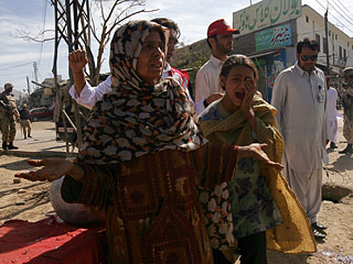 По северо-западному Пакистану в четверг утром нанесен ракетный удар, жертвами которого стали не менее семи человек