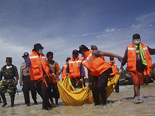Число людей, погибших в результате разрушительного цунами в Индонезии, превысило 400