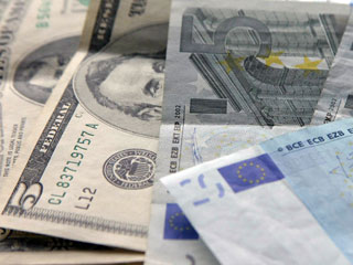 Рубль умеренно снизился на ММВБ к доллару и евро в пятницу в утренние часы торгов на фоне сохранения спекулятивного спроса на валюту
