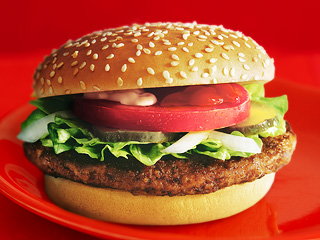 Суд бразильского города Порто Алегре обязал McDonald's заплатить бывшему сотруднику компенсацию в 17,5 тысячи долларов за то, что он поправился на 30 килограммов за время работы в закусочной