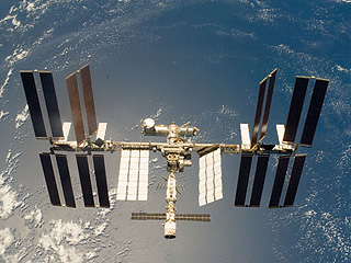 Постоянная связь с Центром управления и широкополосный доступ в интернет появится на Международной космической станции (МКС) в 2012 году, когда на околоземной орбите введут в строй два ретрансляционных спутника серии "Луч"