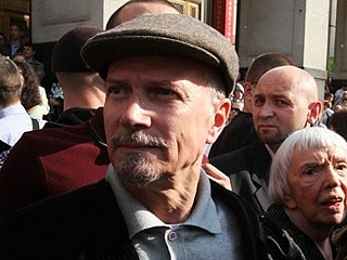 Лидер оппозиционной коалиции "Другая Россия" Эдуард Лимонов подверг критике и милицию, и правозащитников и пообещал устроить новую акцию на Триумфальной площади 31 декабря