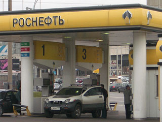 Компания "Роснефть", недавно купившая долю в четырех крупных нефтеперерабатывающих заводах в Германии, рассматривает возможность приобретения автозаправок в Европе