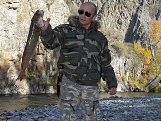 Помимо изучения барсов, премьер также половил рыбу в заповедных водоемах и попозировал, сидя в куртке защитного цвета и темных очках верхом на лошади, стоя рядом с ней, а также держа ружье, лихо закинутое на плечо Помимо изучения барсов, премьер также половил рыбу в заповедных водоемах и попозировал, сидя в куртке защитного цвета и темных очках верхом на лошади, стоя рядом с ней, а также держа ружье, лихо закинутое на плечо