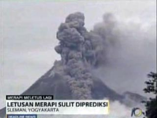 "Огненная гора" в Индонезии выбросила новый столп пепла