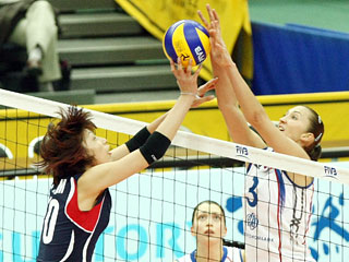 Сборная России одержала четвертую победу подряд на чемпионате мира по волейболу среди женских команд, который проходит в эти дни в Японии