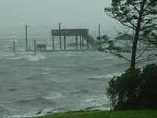 Тропический шторм "Томас", который в минувшие выходные обрушился на остров Сент-Люсия (группа Малых Антильских островов) и унес жизни по меньшей мере 14 человек, грозит приобрести силу урагана