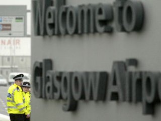 Подозрительный сверток найден в аэропорту крупнейшего шотландского города Глазго, часть людей эвакуирована