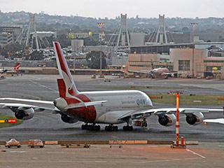 Исполнительный директор австралийской авиакомпании Qantas заявил, что компания приняла решение приостановить полеты всех своих шести лайнеров Airbus 380 до выяснения причин аварийной посадки самолета