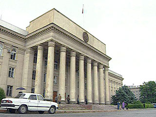 Начало работы вновь избранного парламента Киргизии переносится на неопределенный срок из-за судебных разбирательств по поводу итогов выборов