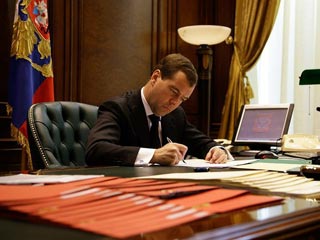 Медведев решил помиловать 29 человек, осужденных за не тяжкие преступления