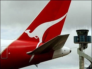 Еще один пассажирский самолет австралийской авиакомпании Qantas, на этот раз Boeing 747, совершил аварийную посадку в Сингапуре из-за проблем с одним из двигателей, сообщает телеканал Channel News Asia