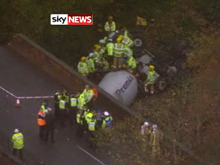Несколько человек получили ранения в результате падения грузовика-бетономешалки с моста на пассажирский поезд в Великобритании в пятницу, сообщила пожарно-спасательная служба английского графства Суррей