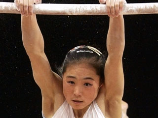 FIG установила, что гимнастка Хон Су Чон начиная с 2003 года указывала три различных даты рождения при регистрации на международных соревнованиях