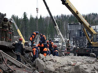 На шахте "Распадская", где в мае нынешнего года произошла крупнейшая за последние годы авария, горноспасатели обнаружили тело еще одного погибшего шахтера
