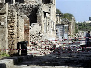 В Помпеях обрушился один из древнейших памятников истории - так называемый "Домус гладиаторов"