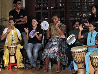 Мишель Обама, сопровождающая своего мужа во время турне по странам азиатского региона, в субботу, 6 ноября, в Мумбае встретилась в 33 индийскими сиротами в возрасте от 8 до 13 лет