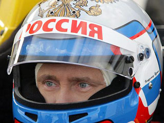 Путин снова прокатился на желтой машине, на этот раз - на болиде Формулы-1