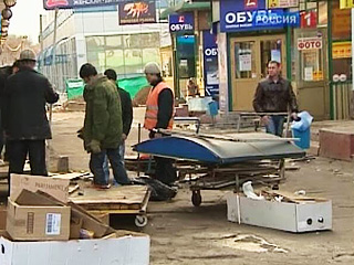 По распоряжению нового мэра Москвы Сергея Собянина в столице начали ликвидировать торговые палатки на больших площадях и возле станций метро