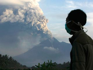 Число погибших в результате извержения вулкана Мерапи в центральной части индонезийского острова Ява достигло 151 человека